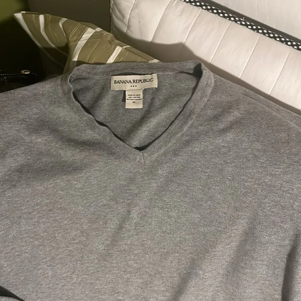 Banana Republic V Neck sweater Gray XL